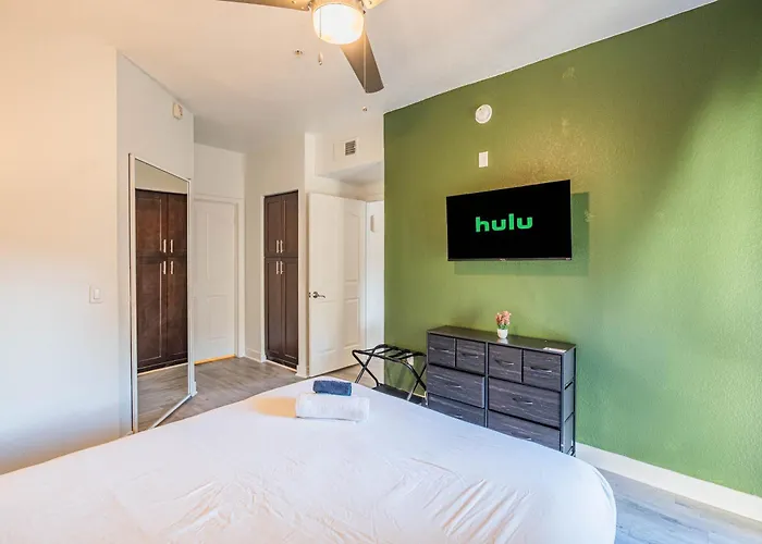 Near Airport-diablo Stadium-pool-spa-gym-parking *